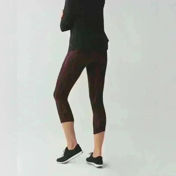 Lululemon Exquisite Crop in Bordeaux Animal Print Drama Size 6 - Picture 10 of 12